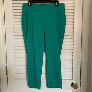 Chico’s So Slimming Crop Pants. Green. Size 1.5